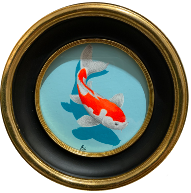 Ein Koi-Fisch schwimmt in einem runden, goldenen Rahmen auf aquablauem Hintergrund.